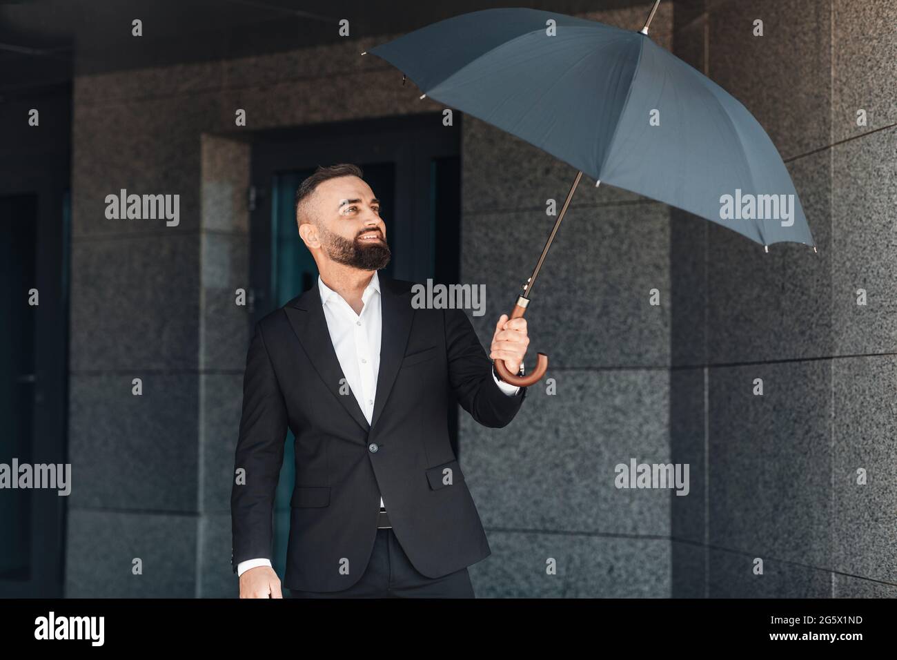Man wearing suit in profile hi-res stock photography and images - Alamy
