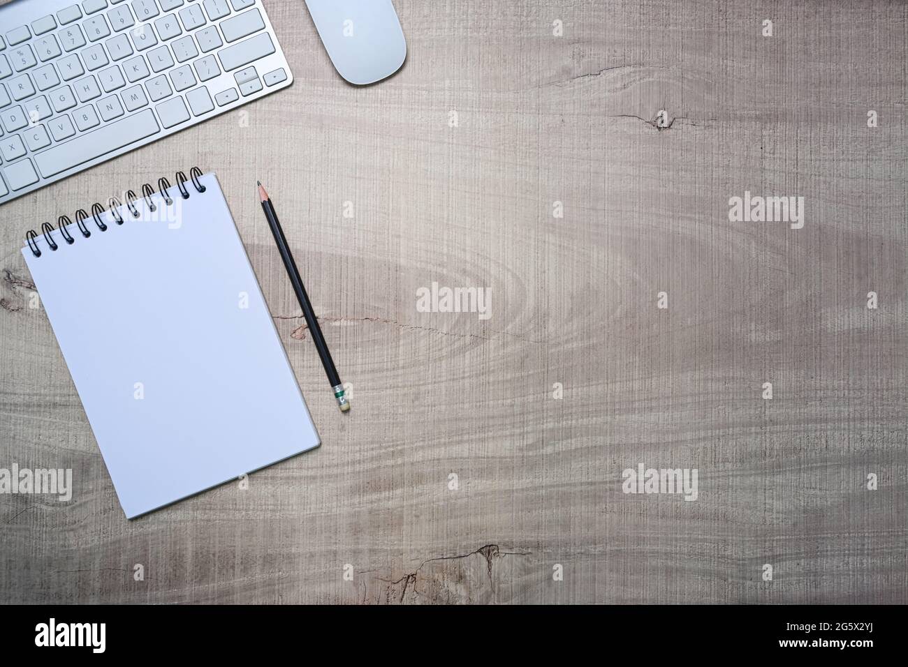 Top view empty notepad, pen and keyboard on wooden background Stock ...