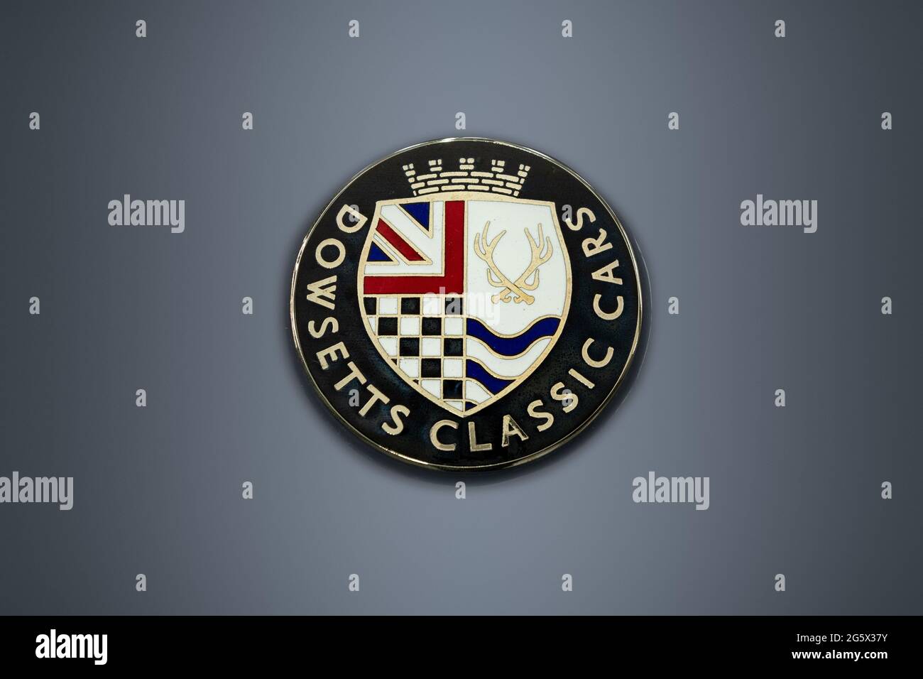 Dowsetts Classic Cars badge on a grey 2018 Dowsetts Comet 6.2 V8 sports car - Stock Image