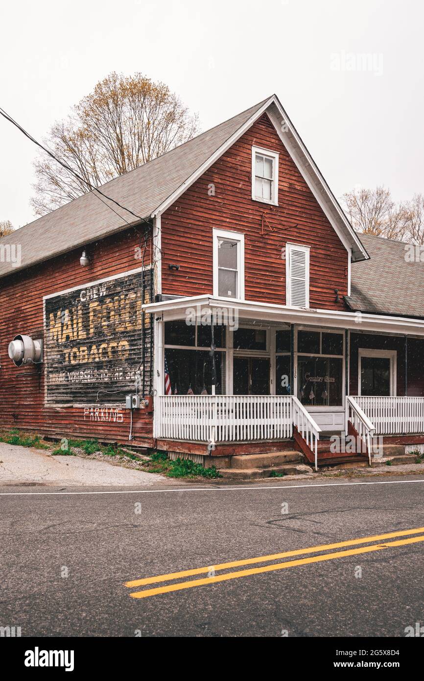 House with Mail Pouch Tobacco sign, in New Jersey Stock Photo