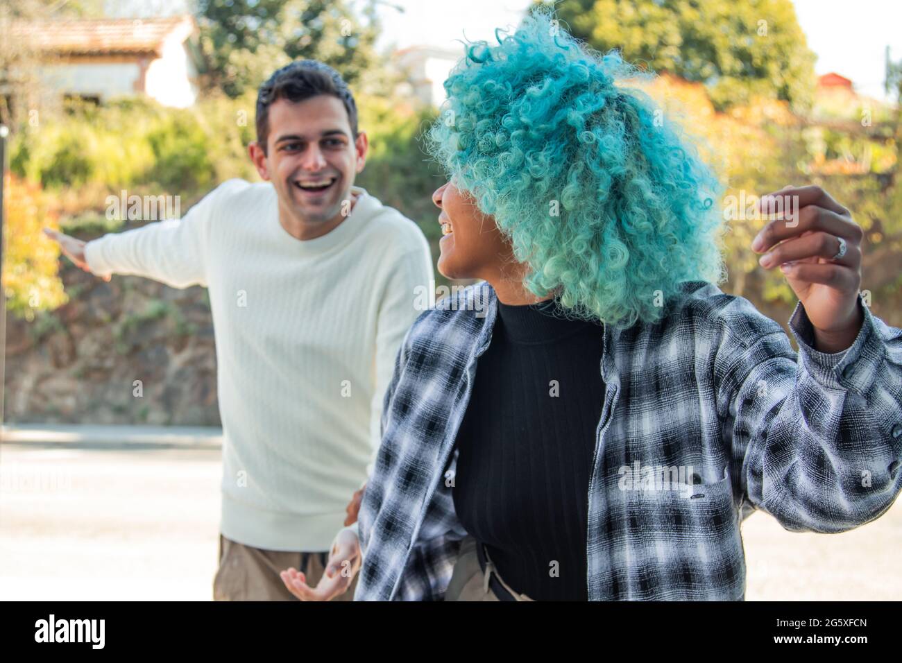 Young couple laughing street hi-res stock photography and images - Alamy