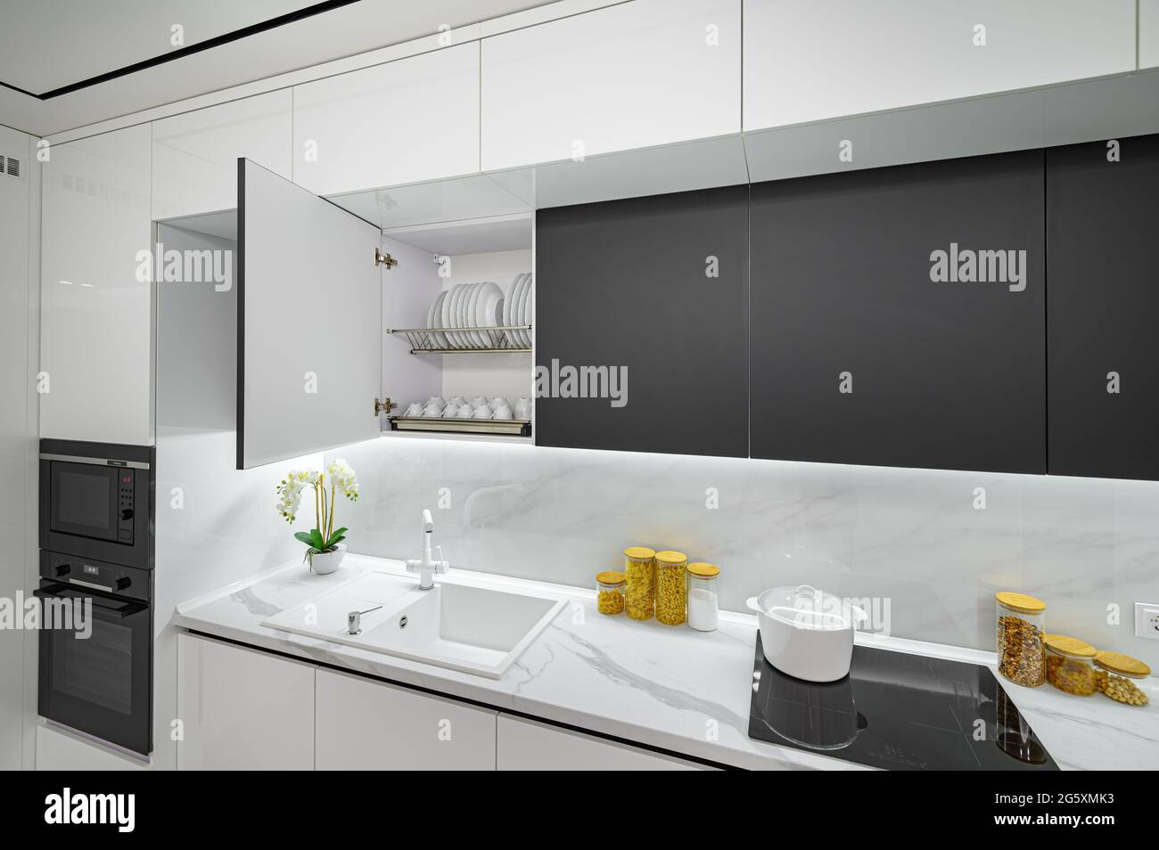 Luxury white and black modern marble kitchen Stock Photo - Alamy