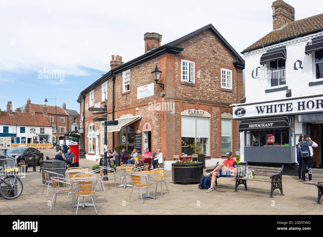 Pavement cafes, Market Place, Thirsk, North Yorkshire, England, United Kingdom Stock Photo