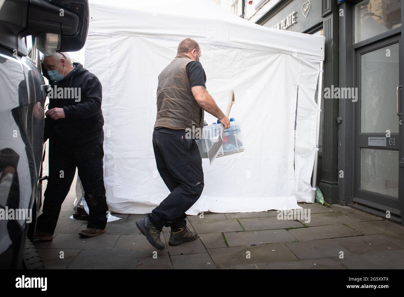 Southgate Street, Gloucester, UK. 19th May 2021.  Investigation police officers enter the Clean Plate cafe in the centre of Gloucester with drilling a Stock Photo