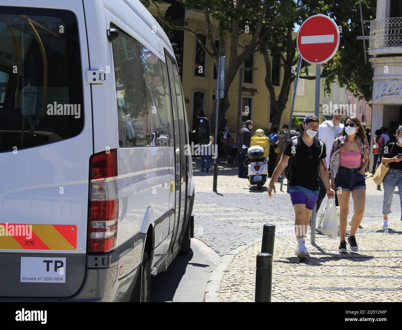 Lisboa, Lisboa Portugal. 30th June, 2021. (INT) Transport movement to travel from Lisbon to Cascais, in Portugal. June 30, 2021, Lisbon, Portugal. Movement of people in Transport to travel from Lisbon to Cascais, in metropolitan region, on Wednesday (30). Route includes bus, subway and train stations. Credit: Edson de Souza/TheNews2 Credit: Edson De Souza/TheNEWS2/ZUMA Wire/Alamy Live News Stock Photo