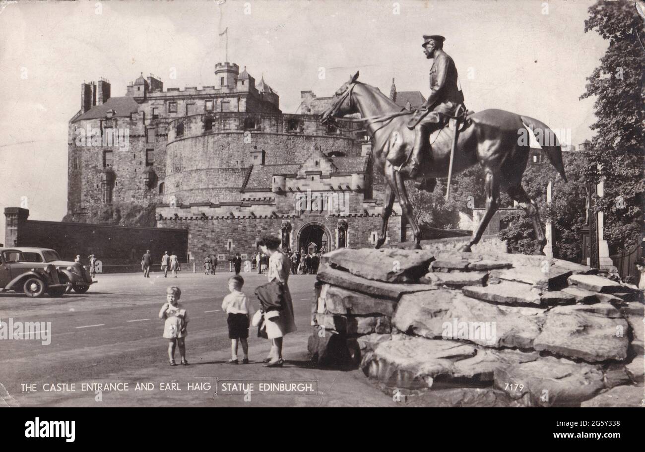 Vintage black and white photo postcard of The Castle Entrance and Earl Haig Statue, Edinburgh, Scotland 1950s. Stock Photo