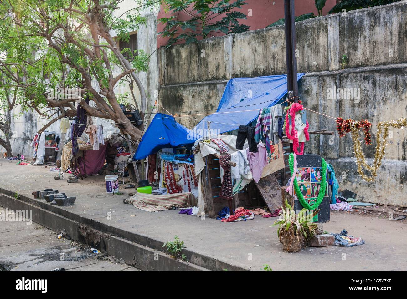 Temporary makeshift home built with tarpaulin on street with clothes hanging on washing line, Puducherry (Pondicherry), Tamil Nadu, India Stock Photo