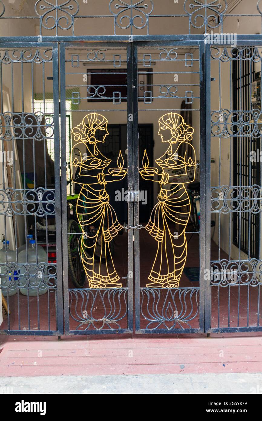 Gold door frame hi-res stock photography and images - Alamy, image size:866x1390