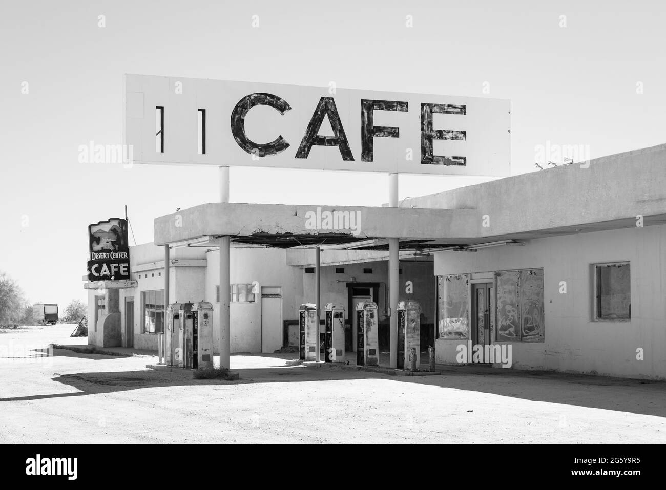Abandoned cafe and gas station in Desert Center, California Stock Photo Alamy