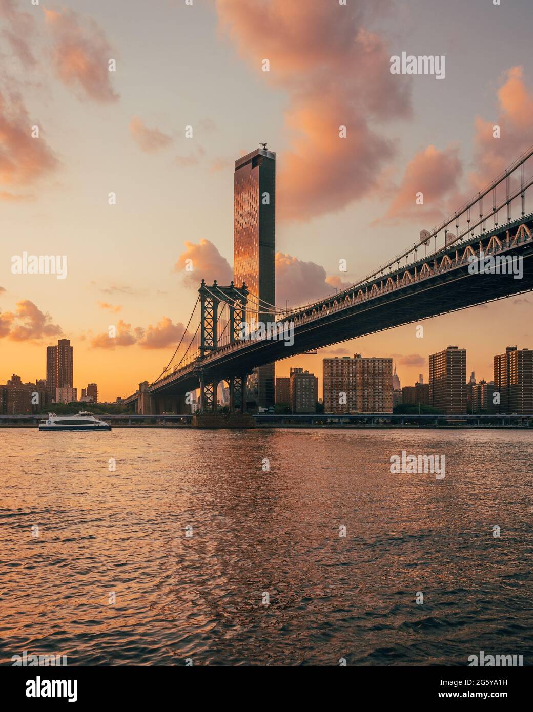 Manhattan bridge in dumbo hi-res stock photography and images - Alamy