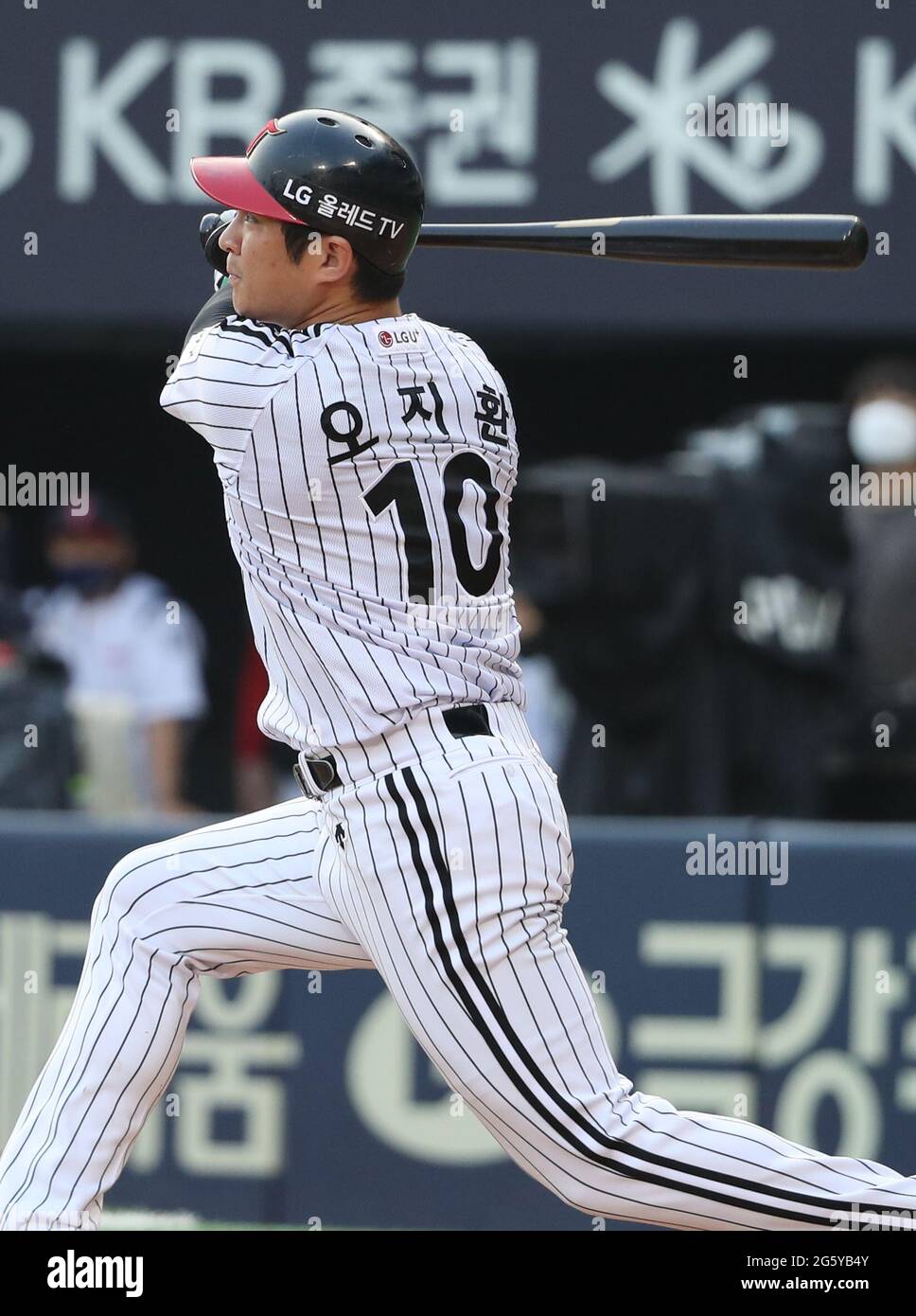 Korea. 01st July, 2021. LG Twins' Oh Ji-hwan Oh Ji-hwan of the LG Twins  hits a three-run homer against the KT Wiz during a Korea Baseball  Organization match held at Jamsil Baseball