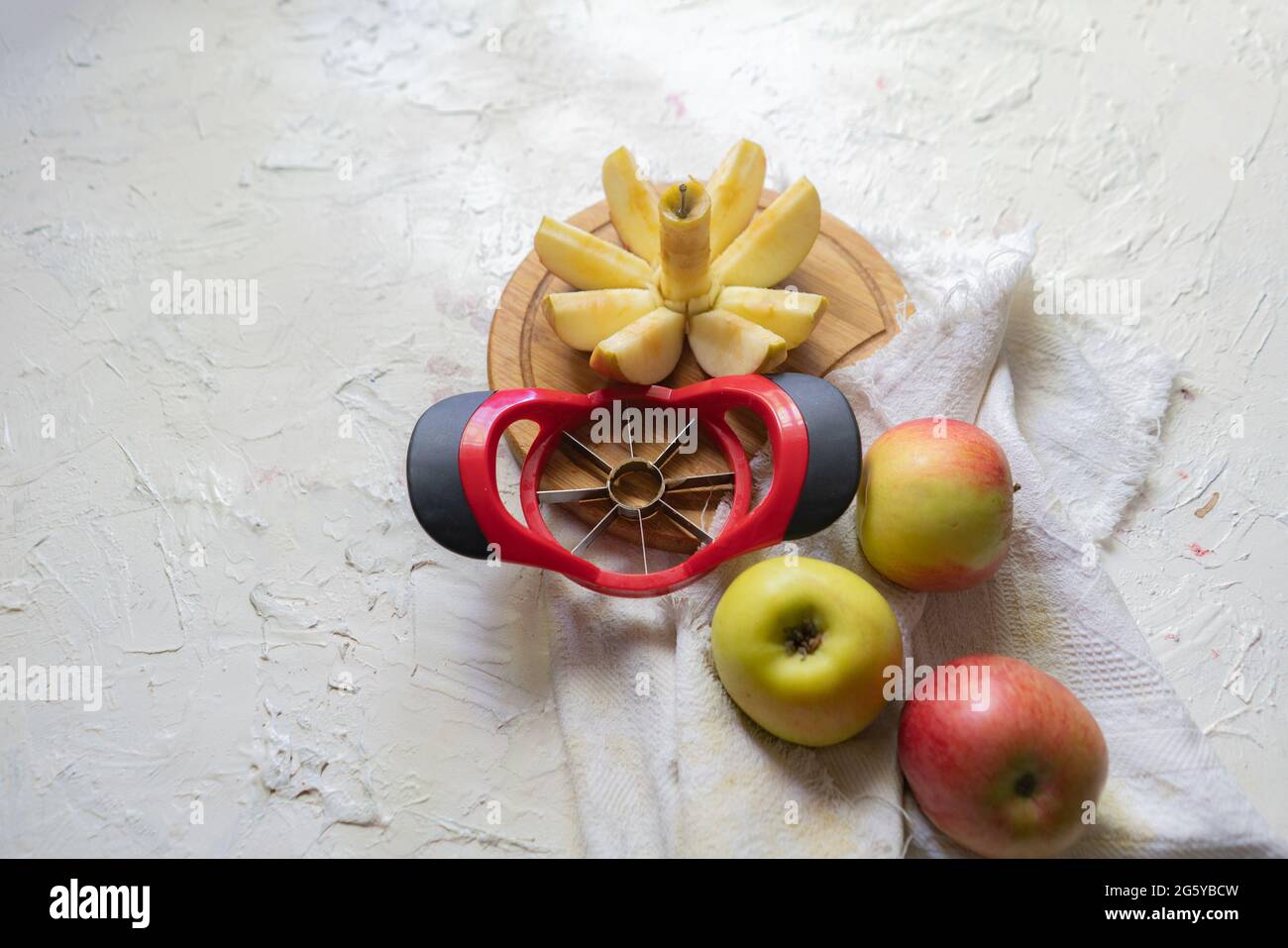 https://c8.alamy.com/comp/2G5YBCW/round-apple-slicer-on-a-board-making-eight-segments-for-breakfast-2G5YBCW.jpg