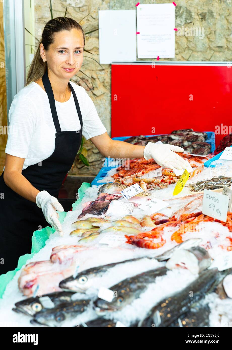 Female fishmonger hi-res stock photography and images - Alamy