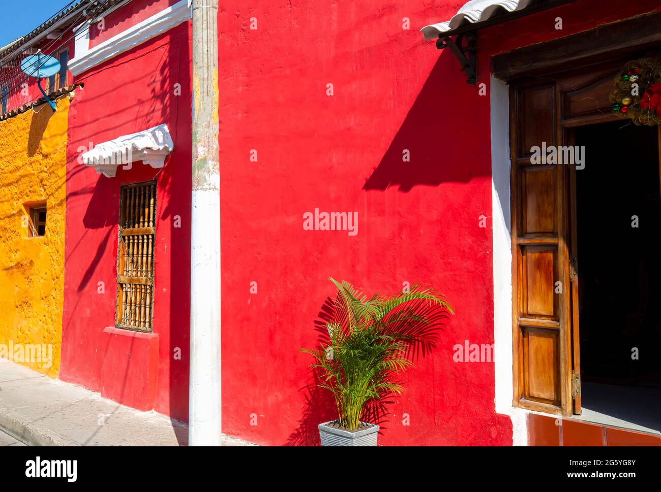 Colombia, Scenic colorful streets of Cartagena in historic Getsemani district near Walled City, Ciudad Amurallada, a UNESCO world heritage site. Stock Photo