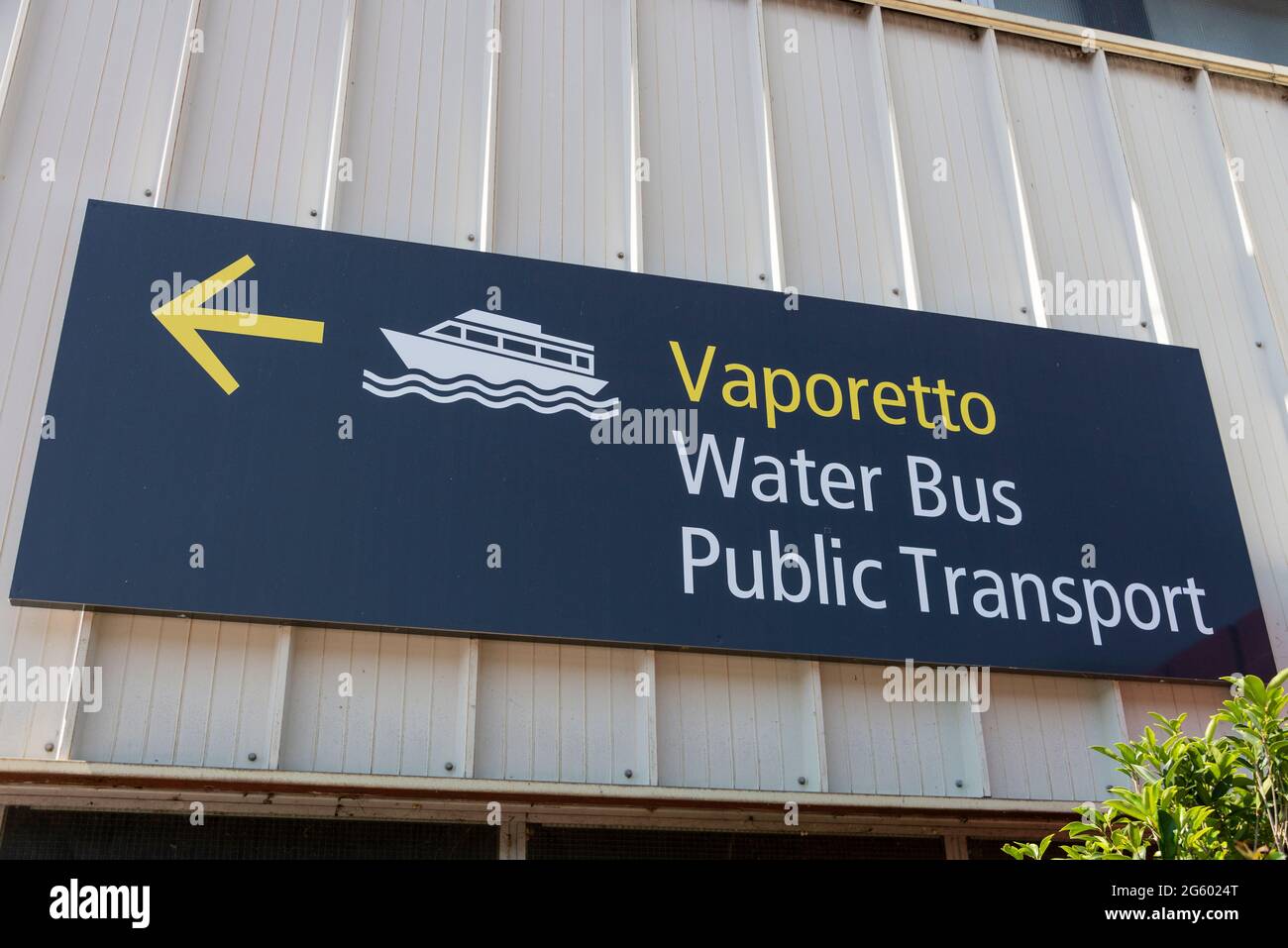 A large directions sign to the Water bus (Vaporetto) at Marco Polo airport  near Venice in Italy Stock Photo - Alamy