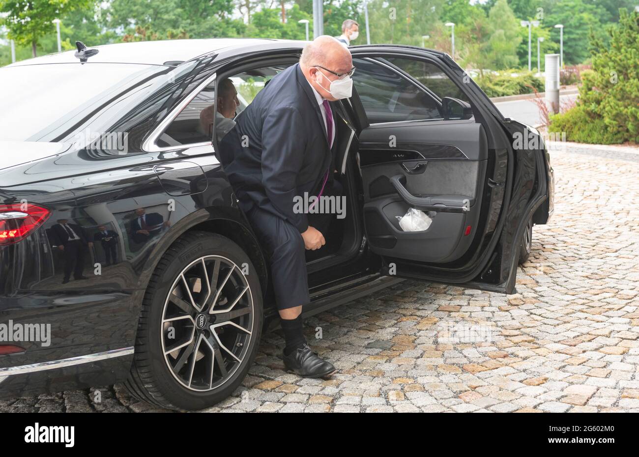 Dresden, Germany. 01st July, 2021. Federal Minister of Economics Peter Altmaier (CDU) gets out of his car and visits Infineon Technologies. Altmaier visits Infineon and Globalfoundries on the subject of microelectronics. Credit: Matthias Rietschel/dpa-Zentralbild/dpa/Alamy Live News Stock Photo