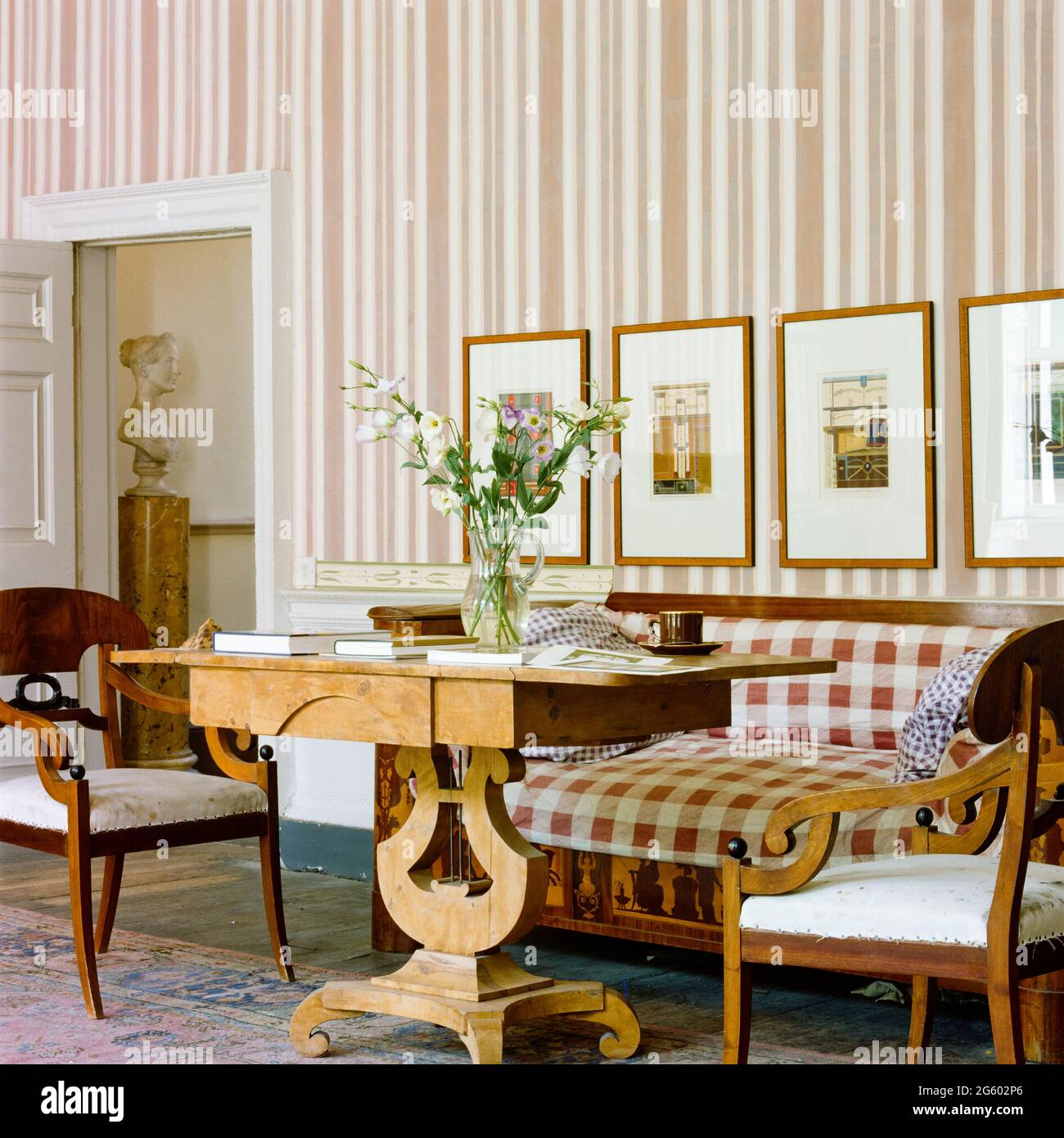 Country style dining room with striped wallpaper Stock Photo - Alamy