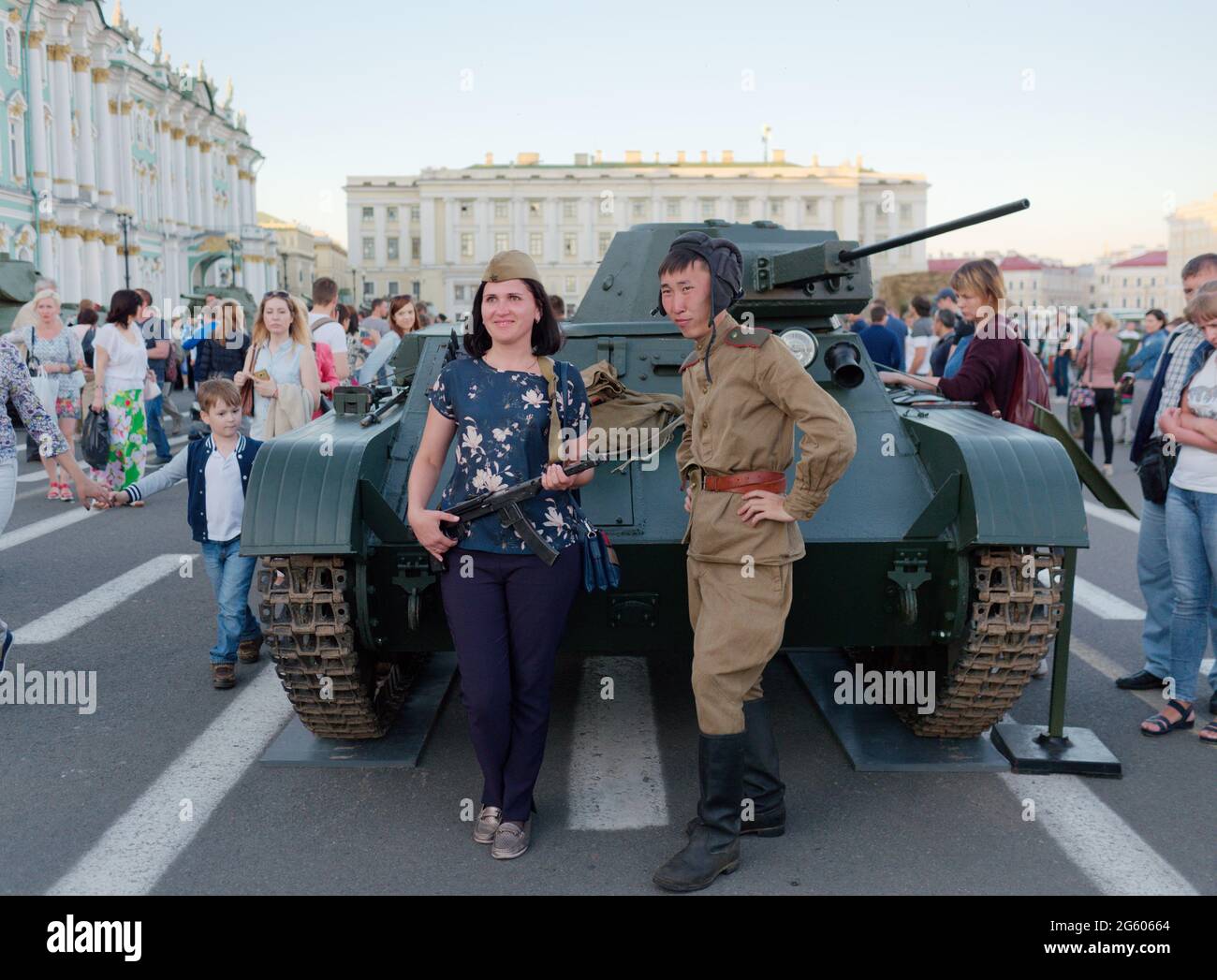St. Petersburg, Russia, 9th August, 2017: People with retro submachine gun posing against a retro tank on Palace square during the parade-exhibition of military equipment dedicated to the anniversary of the ending of battle for Leningrad in 1944 Stock Photo