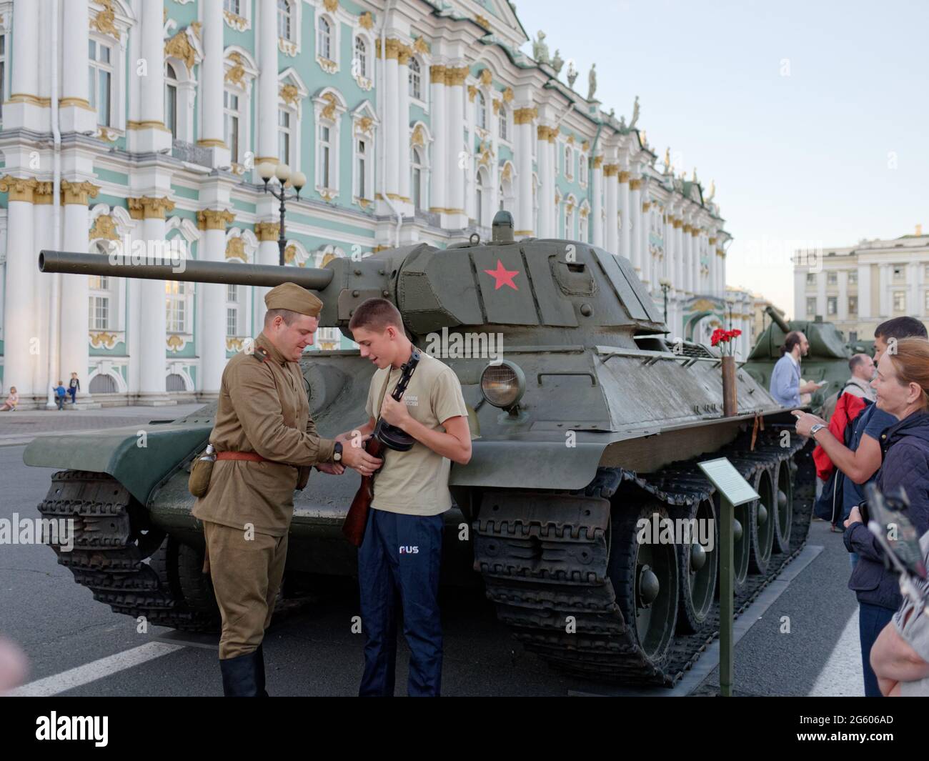 St. Petersburg, Russia, 9th August, 2017: People with retro submachine gun posing against a retro tank on Palace square during the parade-exhibition of military equipment dedicated to the anniversary of the ending of battle for Leningrad in 1944 Stock Photo