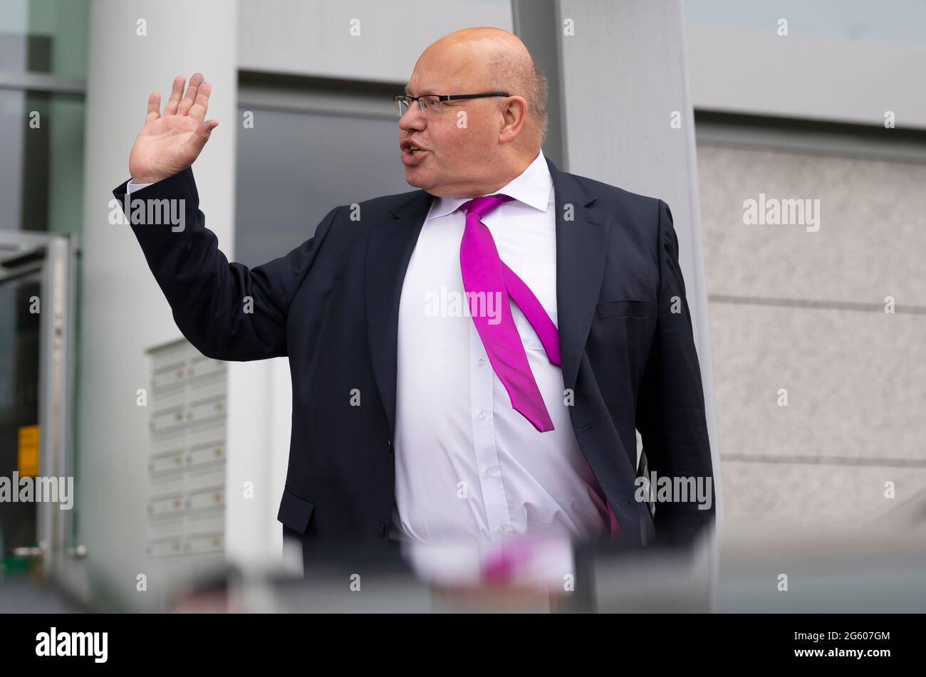 Dresden, Germany. 01st July, 2021. Federal Minister of Economics Peter Altmaier (CDU) waves during a visit to Infineon Technologies. Altmaier visits Infineon and Globalfoundries to discuss microelectronics. Credit: Matthias Rietschel/dpa-Zentralbild/dpa/Alamy Live News Stock Photo