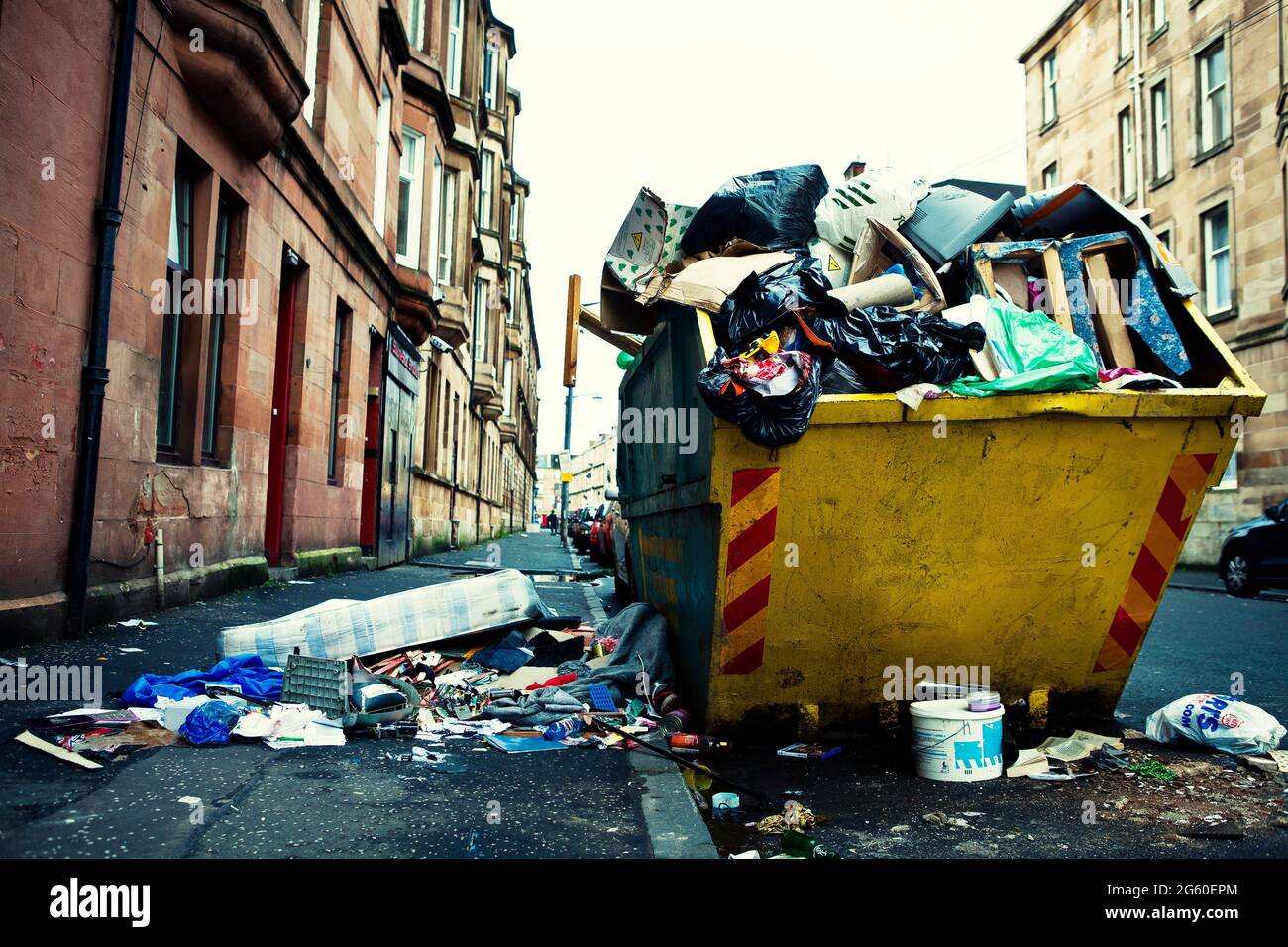 Messy Skip Overflowing rubbish skip hi-res stock photography and images - Alamy