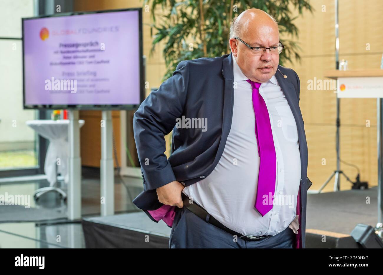 Dresden, Germany. 01st July, 2021. Federal Minister of Economics Peter Altmaier (CDU) arrives for a company visit to Globalfoundries' chip factory. Altmaier visits Infineon and Globalfoundries on the topic of microelectronics. Credit: Matthias Rietschel/dpa-Zentralbild/dpa/Alamy Live News Stock Photo