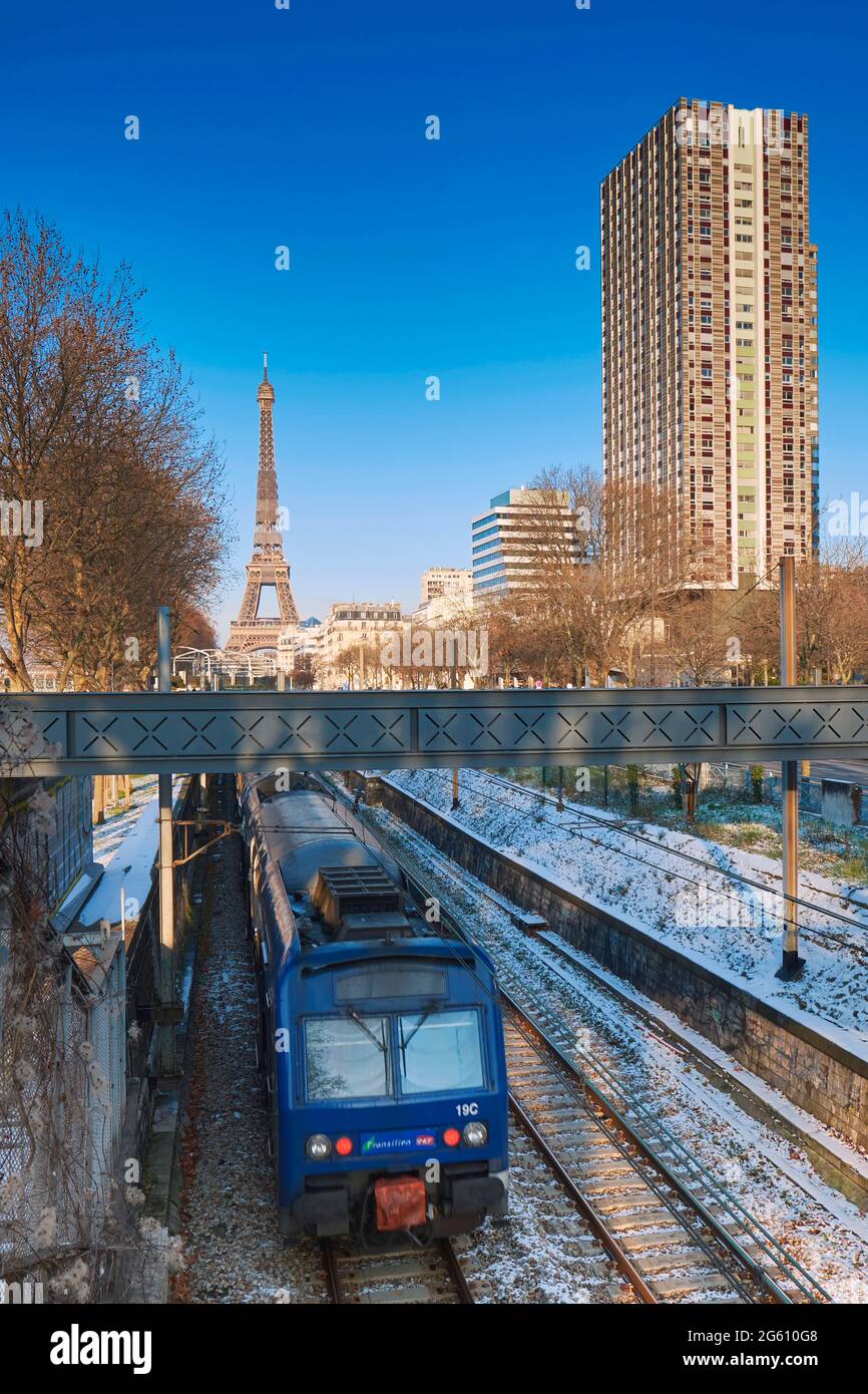 France, Paris (75), quartier du Front de Seine dans le XVe arrondissement, quai de Javel, Ligne C du RER/France, Paris, banks of the Seine, district of Front de Seine in the 15th arrondissement, RER line C from Javel Stock Photo