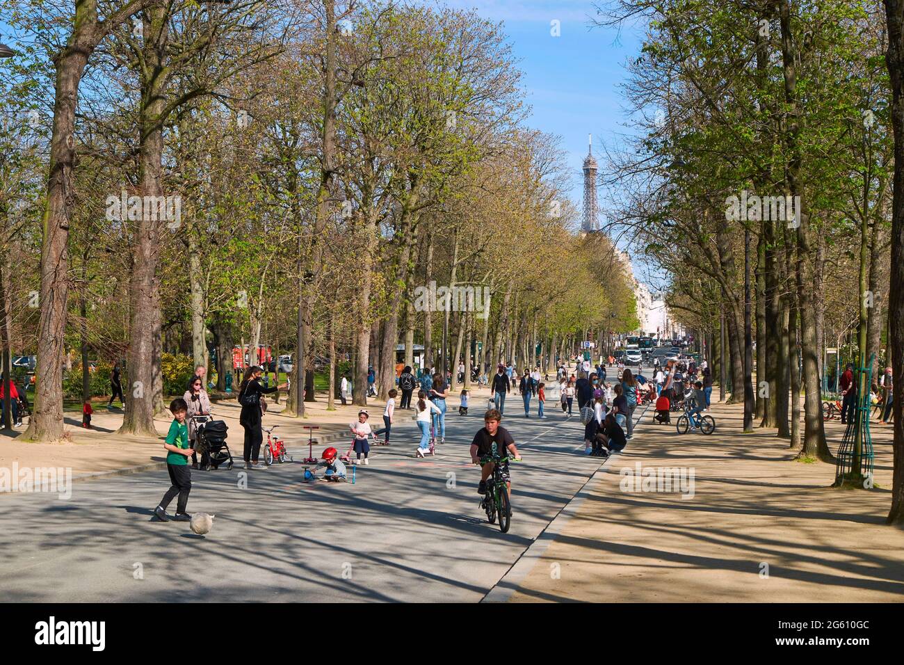 France, Paris, Jardin du Ranelagh, the main aisle with the Eiffel tower in  the backgroung Stock Photo - Alamy