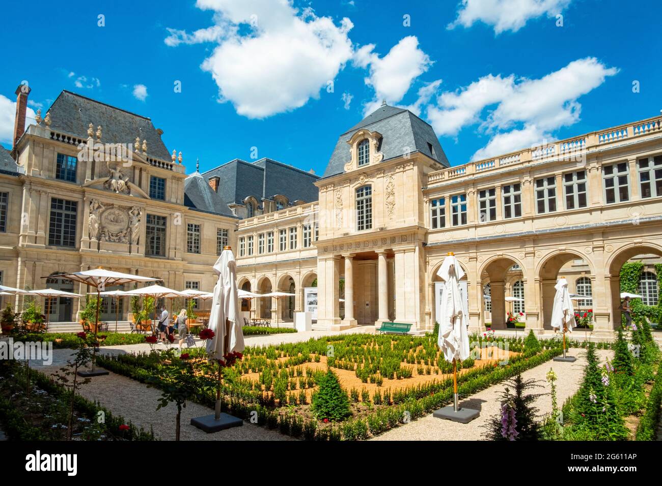 France, Paris, the Carnavalet museum, the courtyard and main garden Stock Photo