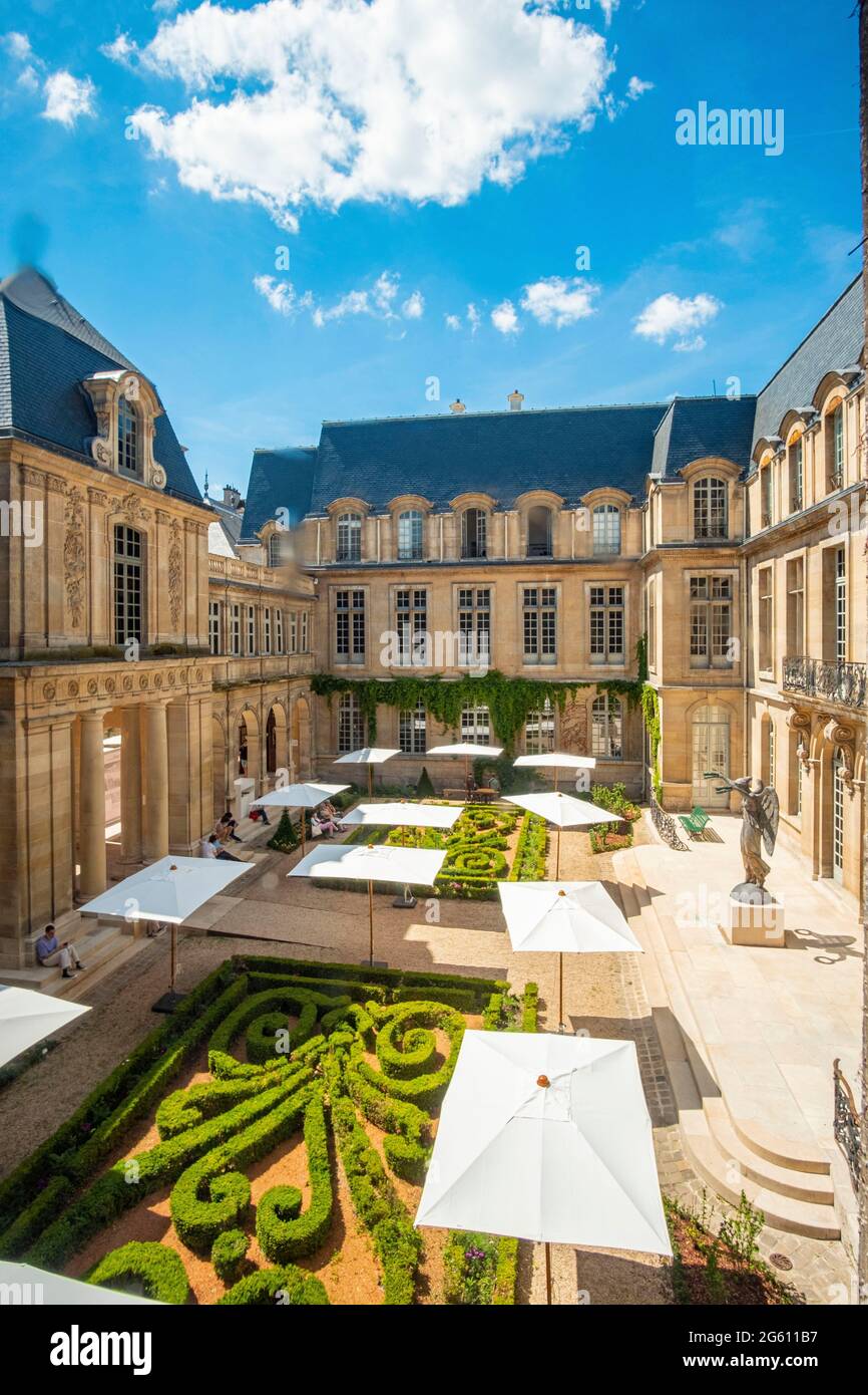 France, Paris, the Carnavalet museum, the courtyard and main garden Stock Photo