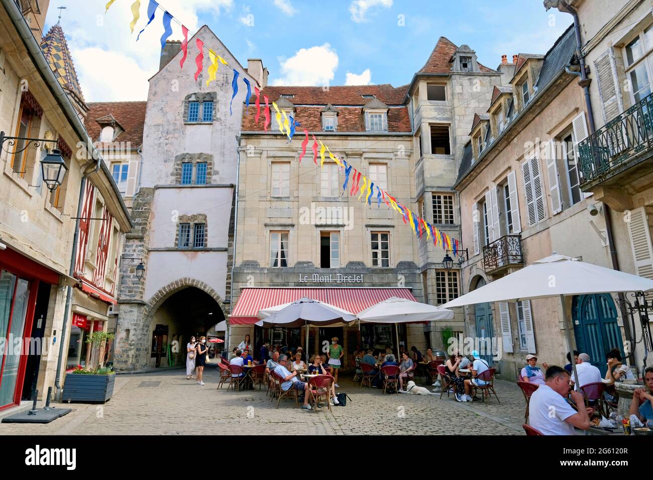 France, Cote d'Or, Semur en Auxois, medieval city, Rue Buffon, terrace of the restaurant Le Mont Drejet Stock Photo