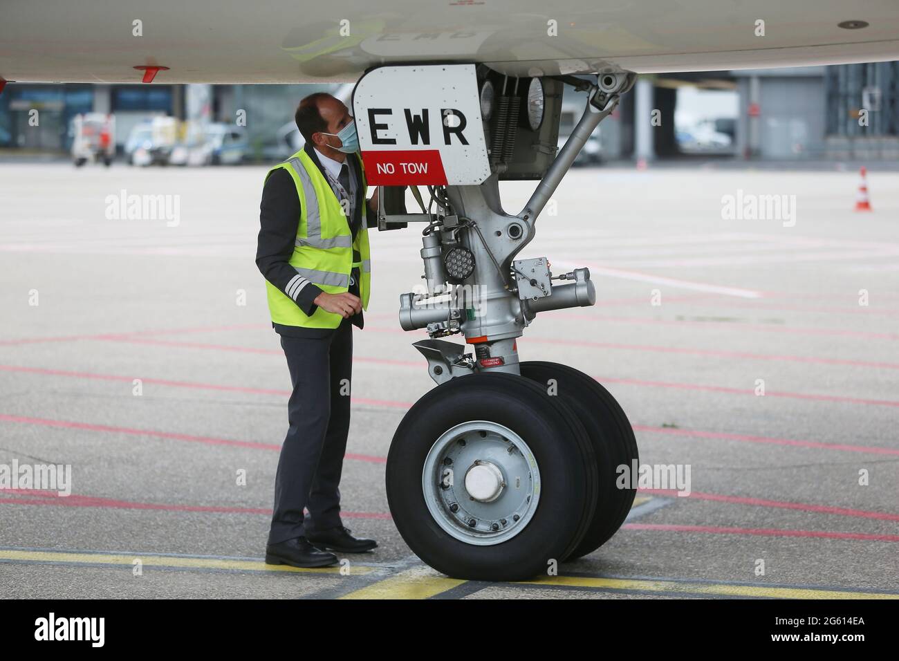 Airbus a320 nose landing gear hires stock photography and images Alamy