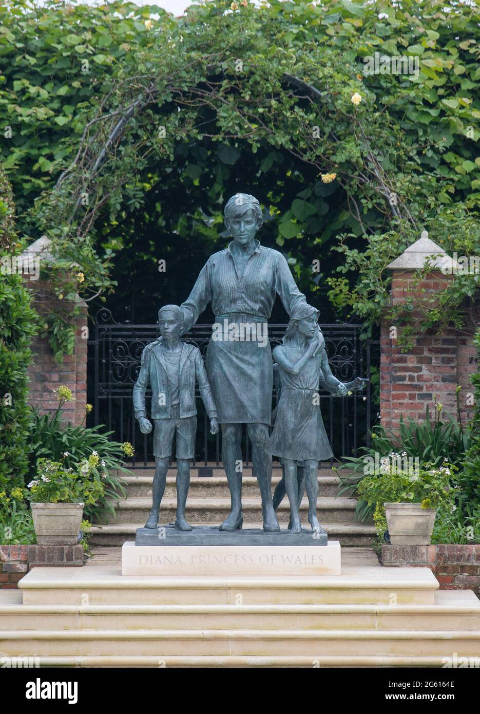 The statue of Diana, Princess of Wales, by artist Ian RankBroadley, in