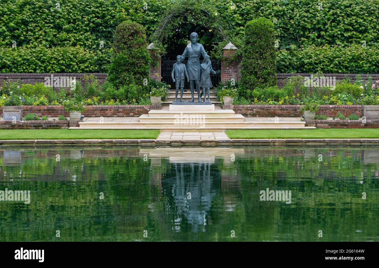 The statue of Diana, Princess of Wales, by artist Ian RankBroadley, in