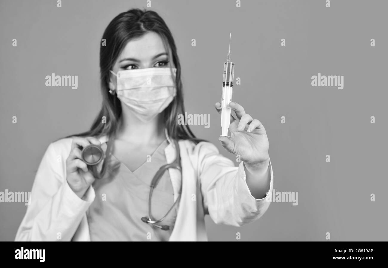 Медсестра которая делает уколы. Рабочий процесс медсестры. Медсестра с уколом в маске. Очень большой шприц. Медсестра с уколом.