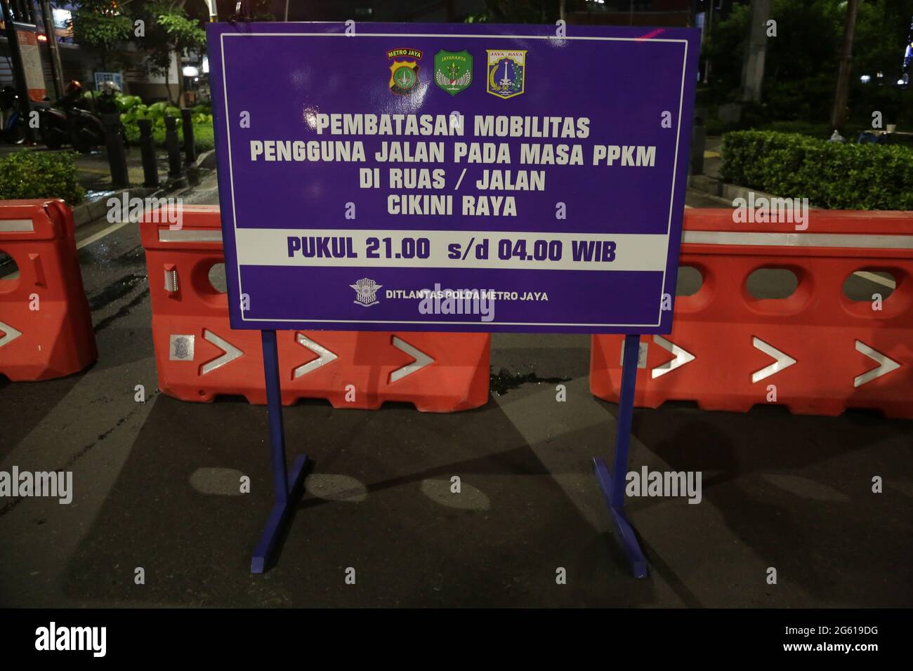 The Directorate of Traffic for the Greater Jakarta Metro Police has blocked  10 roads in Jakarta to anticipate the spread of Covid-19. There are several  types of vehicles that are still allowed