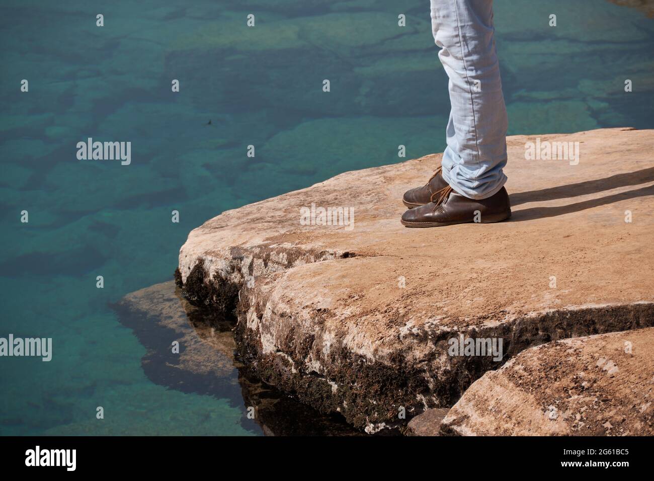 Person standing on cliff hi-res stock photography and images - Alamy