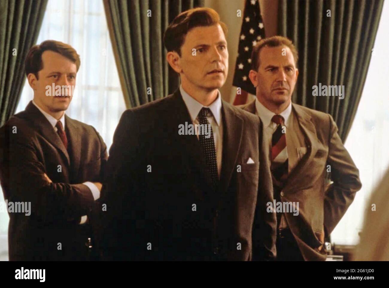 THIRTEEN DAYS 2000 New Line Cinema production with from left: Steven Culp as Attorney General Robert F. Kennedy , Bruce Greenwood as President John F. Kennedy , Kevin Costner as Special Assistant to the President. Stock Photo