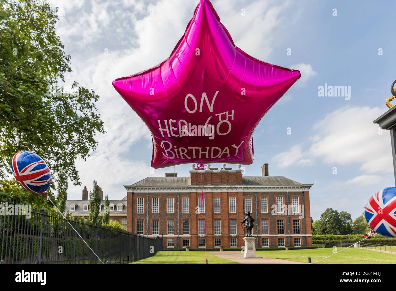 Kensington Palace, London, 1st July 2021. Royal Fans decorated Kensington Palace with banners, bunting and ballons to commemorate what would have been Princess Diana's 60th Birthday. Prince's William and Harry unveiled a statue in her honour in the Sunken Garden this afternoon. Credit: amanda rose/Alamy Live News Stock Photo