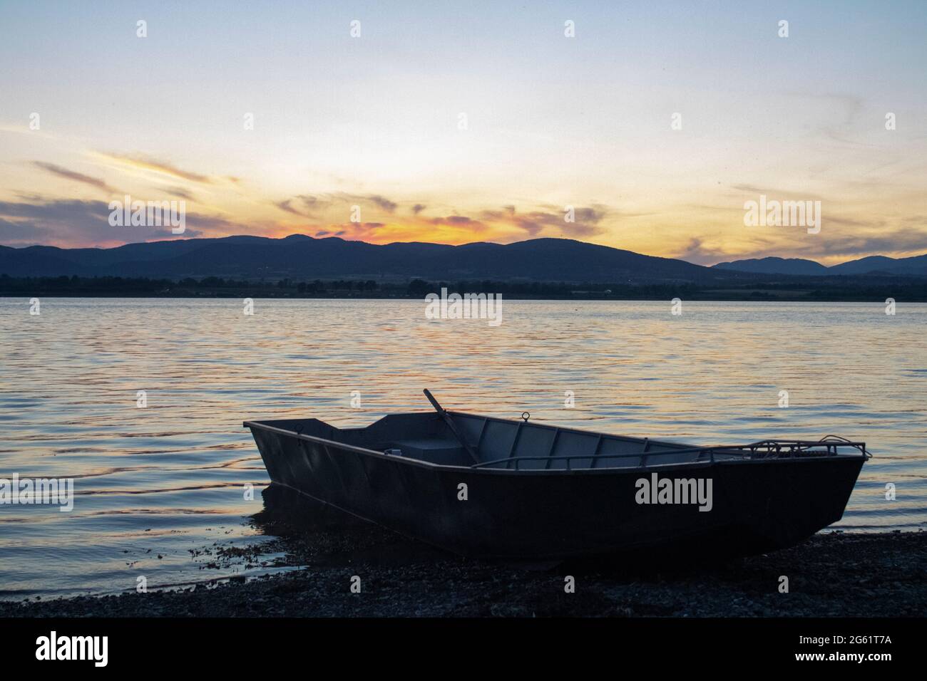 Fishing boat lake water hi-res stock photography and images - Alamy