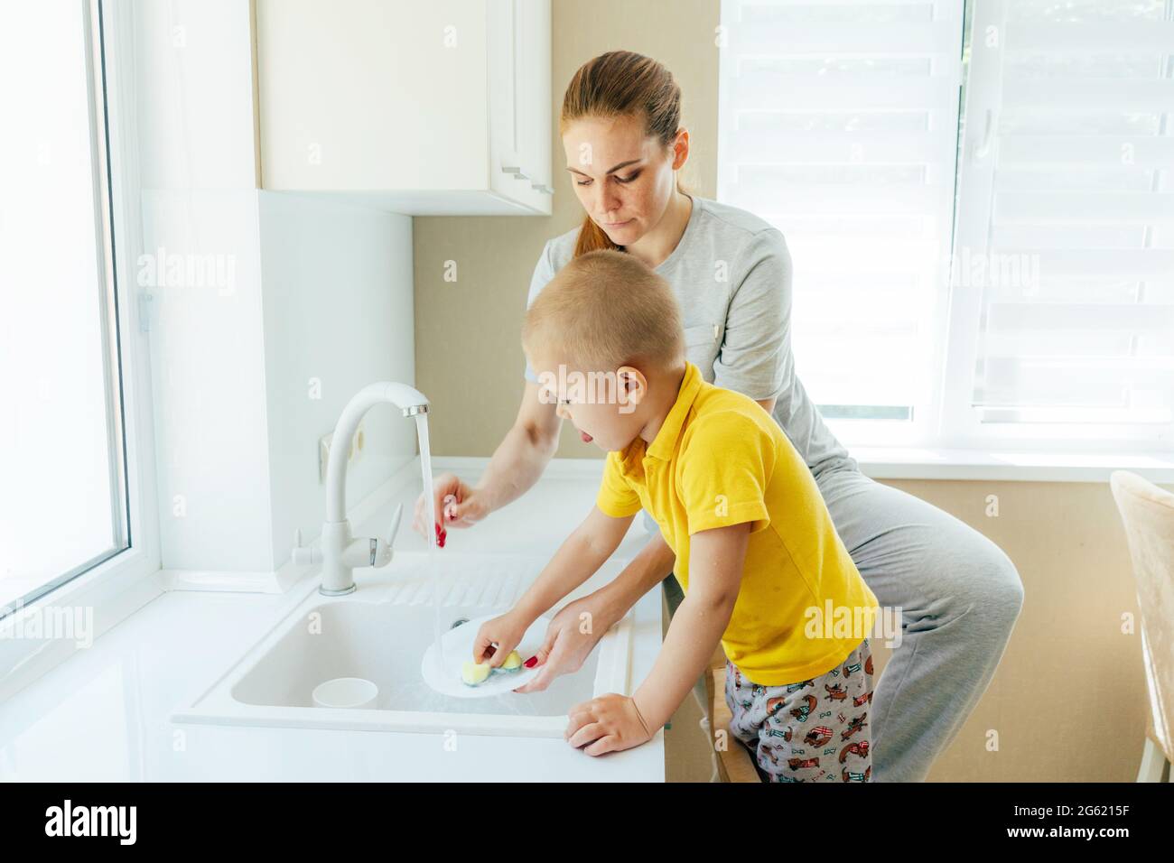 The child helps to do household chores. 
