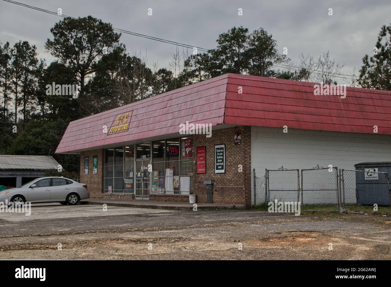 Augusta, Ga USA - 03 06 21: Vintage urban gas station and convenience store old  - Barton Chapel Road Stock Photo