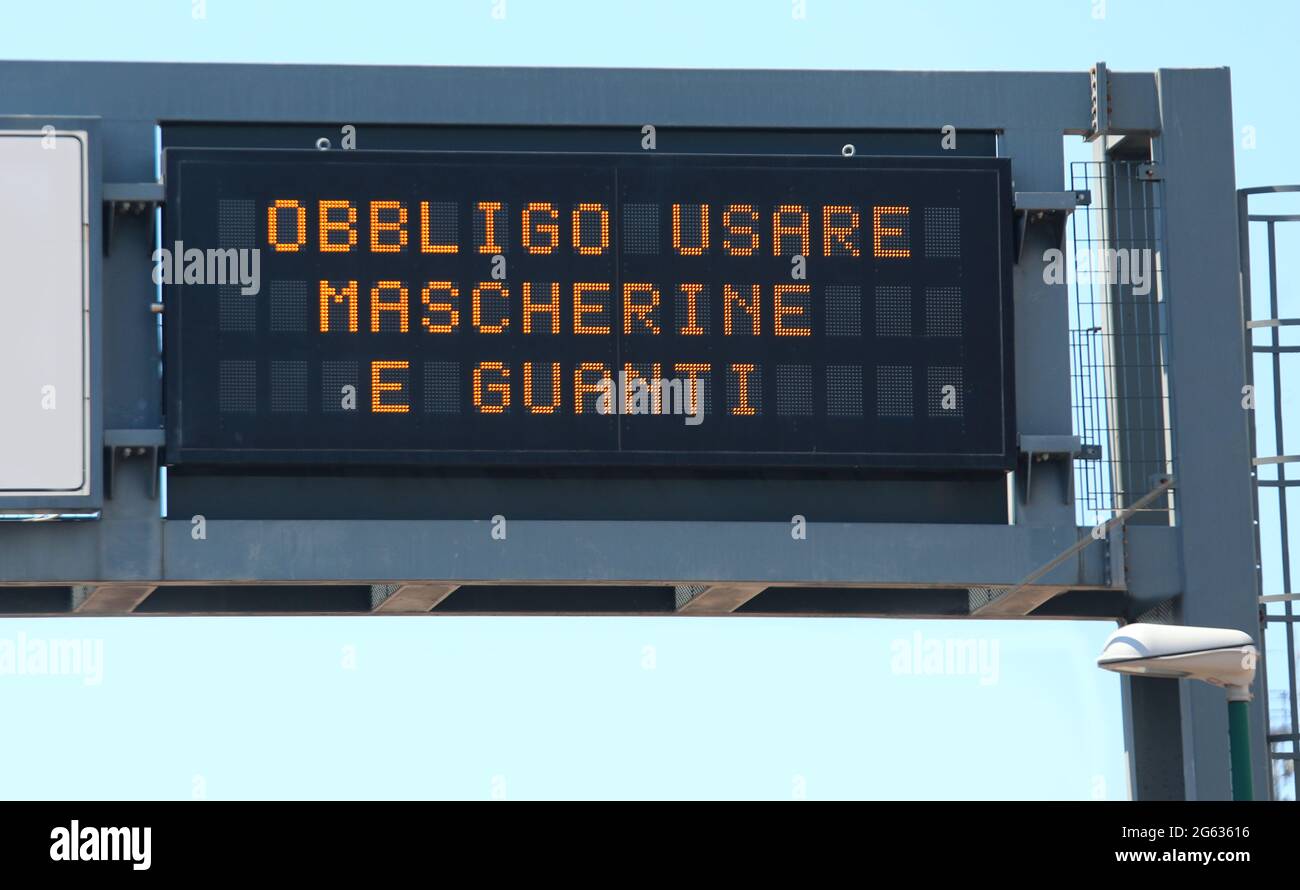 text in italian language that means Obligation to use Mask and glove