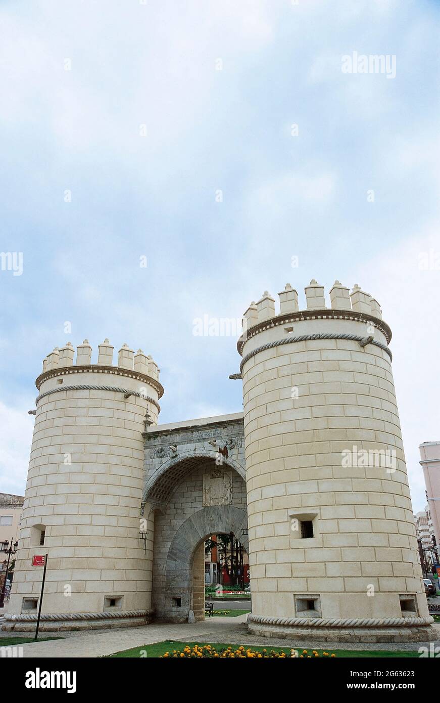 Spain, Extremadura, Badajoz. View of the Gate of Palms (Puerta de Palmas). Built in the first half of the 16th century to control the bridge over Guadiana river. It has two crenellated towers surrounded by the franciscan cord and joined by a semicircular arch. Stock Photo