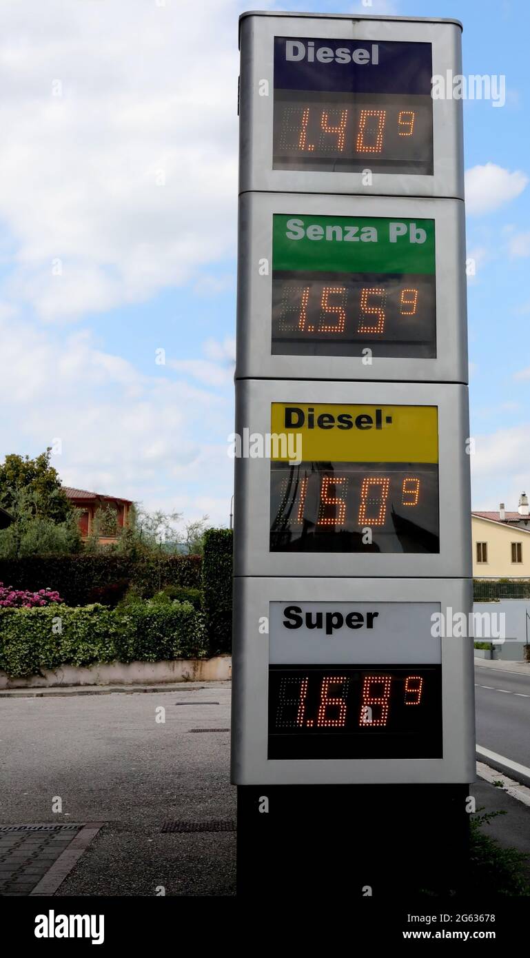 Gas station rome hires stock photography and images Alamy