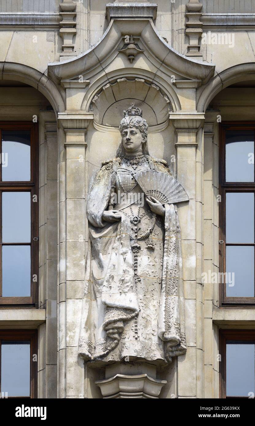London, England, UK. Statue of Princess Alexandra (by Goscombe John) on the Cromwell Road facade of the Victoria and Albert Museum, Kensington. Stock Photo