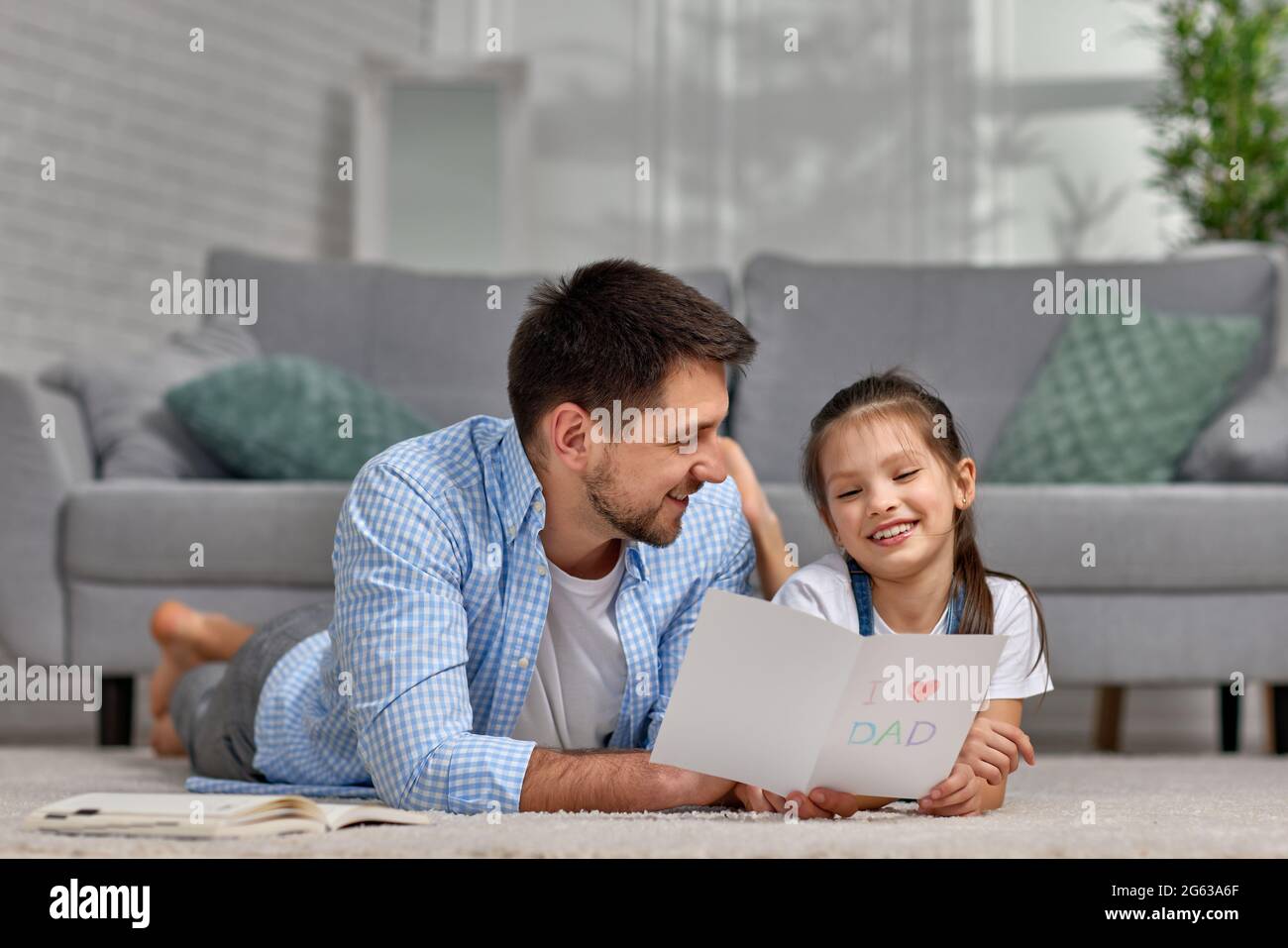 Father's day. daughter giving dad a greeting card Stock Photo - Alamy