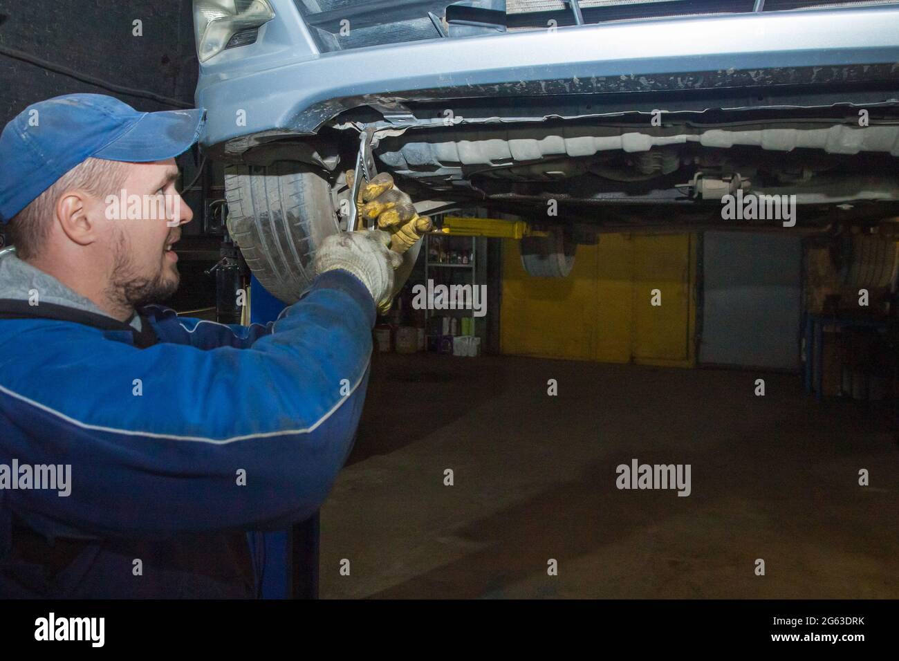 Mechanic uses lift machine hi-res stock photography and images - Alamy