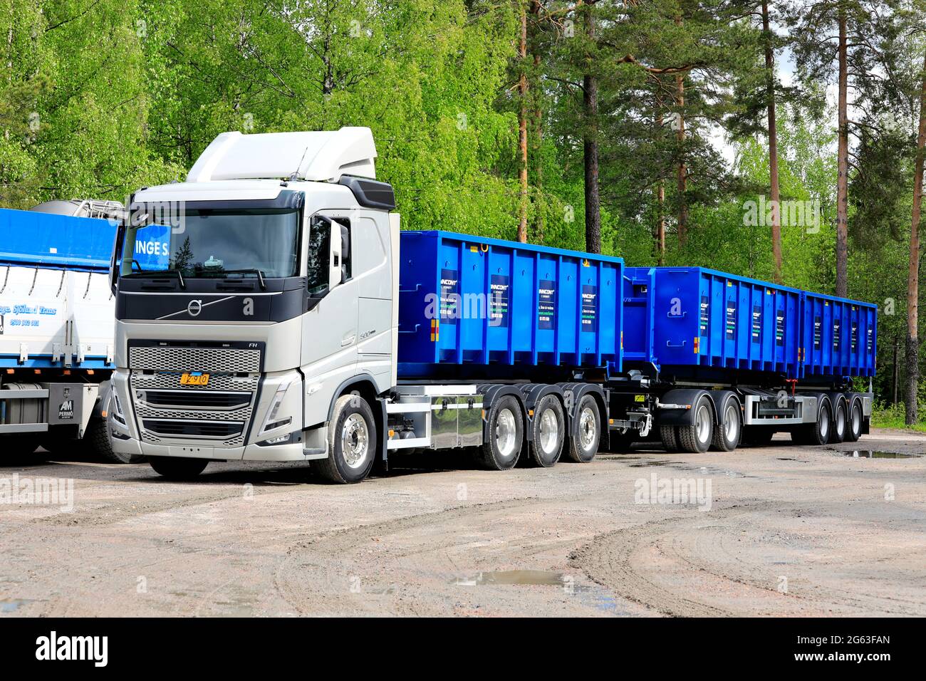 Raasepori, Finland. May 27, 2021. New Volvo FH 500TC Pro Hook truck in front of 3 demountable platforms. Volvo Trucks present their new truck range. Stock Photo