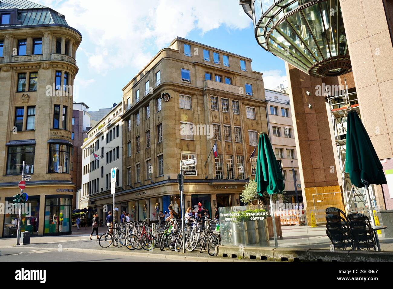 Shopping center parked hi-res stock photography and images - Alamy